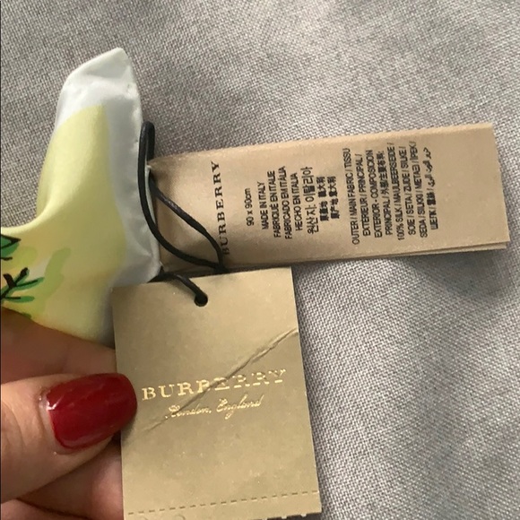 Burberry silk scarf - Picture 3 of 7